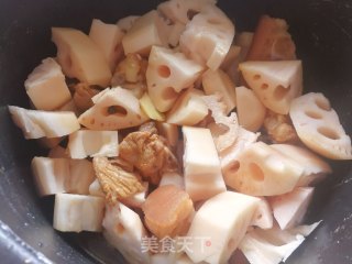 酸甜猪蹄炖秋藕的做法步骤：7