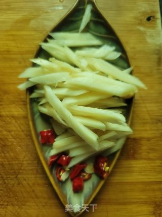 腌酸姜炒鸭肉丝的做法步骤：2