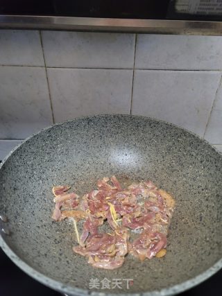 腌酸姜炒鸭肉丝的做法步骤：4