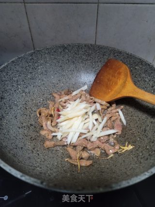 腌酸姜炒鸭肉丝的做法步骤：6