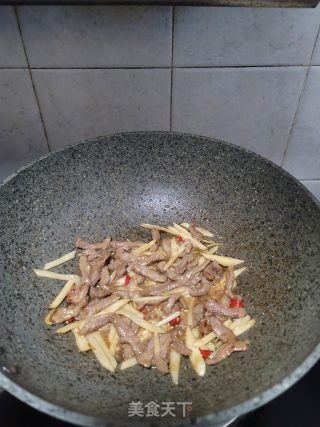 腌酸姜炒鸭肉丝的做法步骤：7