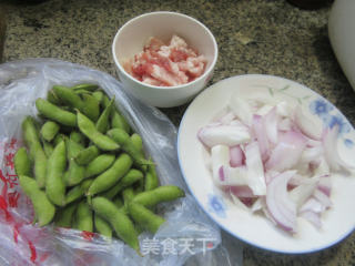 五花肉洋葱炒毛豆的做法步骤：1
