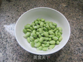 五花肉洋葱炒毛豆的做法步骤：2
