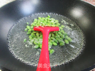 五花肉洋葱炒毛豆的做法步骤：3