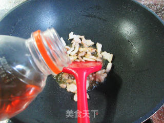 五花肉洋葱炒毛豆的做法步骤：5