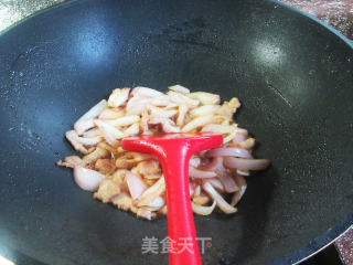 五花肉洋葱炒毛豆的做法步骤：8