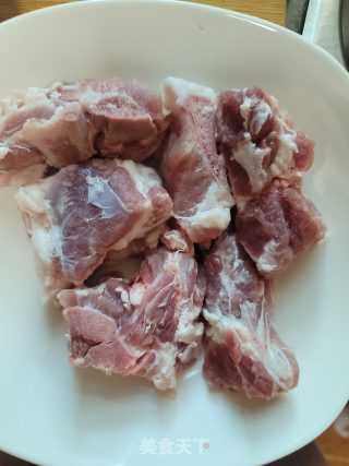 胡萝卜土豆烧排骨的做法步骤：1