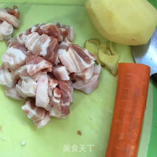 五花肉烧土豆的做法步骤：1