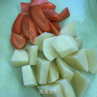 五花肉烧土豆的做法步骤：2
