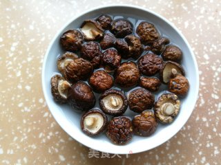 人参香菇炖鸡汤的做法步骤：1