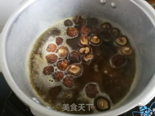 人参香菇炖鸡汤的做法步骤：6