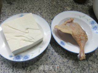 腊鸭腿烧老豆腐的做法步骤：1