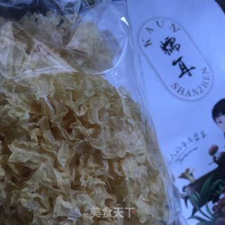 南瓜红枣糯耳汤的做法步骤：2