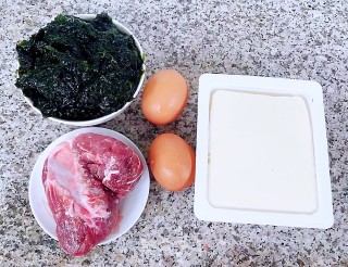 下锅鲜肉豆腐蛋花羹的做法步骤：1