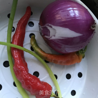 洋葱炒木耳的做法步骤：1