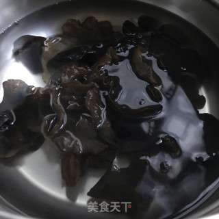 洋葱炒木耳的做法步骤：2