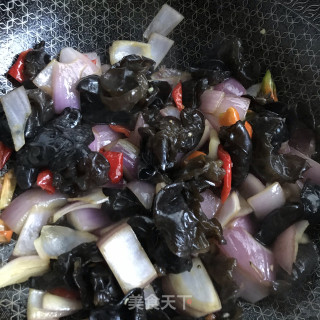 洋葱炒木耳的做法步骤：7