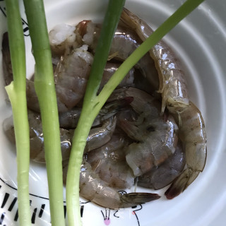 蒜蓉粉丝蒸虾的做法步骤：1