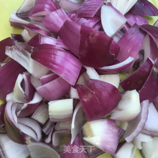 油渣炒洋葱的做法步骤：1
