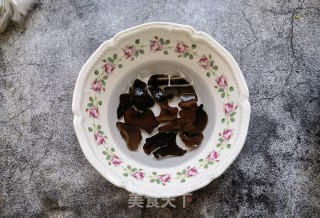 虾皮丸子鸡蛋汤的做法步骤：1
