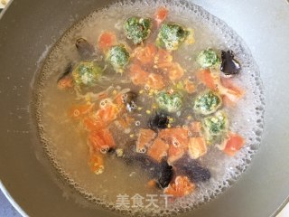 虾皮丸子鸡蛋汤的做法步骤：10