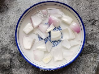 洋葱木耳拌海参的做法步骤：2