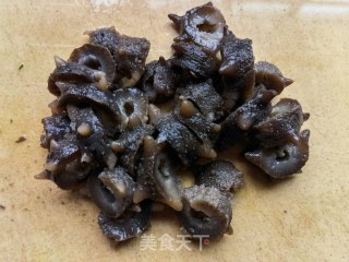 洋葱木耳拌海参的做法步骤：3