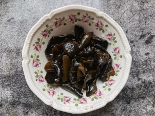 洋葱木耳拌海参的做法步骤：5