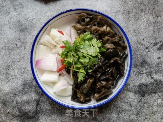 洋葱木耳拌海参的做法步骤：9