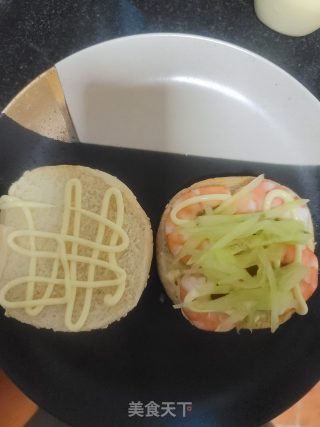 鲜虾汉堡的做法步骤：6