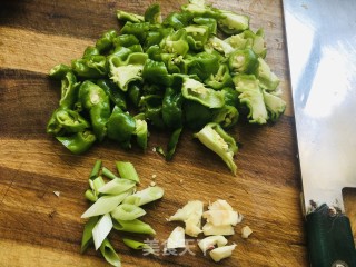 青椒炒鸡蛋的做法步骤：2