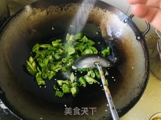 青椒炒鸡蛋的做法步骤：7