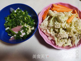 肉片炒花菜的做法步骤：1