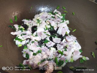 肉片炒花菜的做法步骤：2