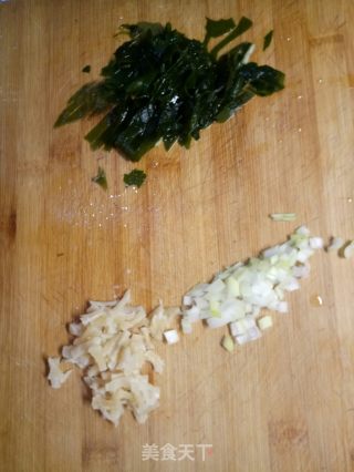 裙带菜豆腐汤的做法步骤：2
