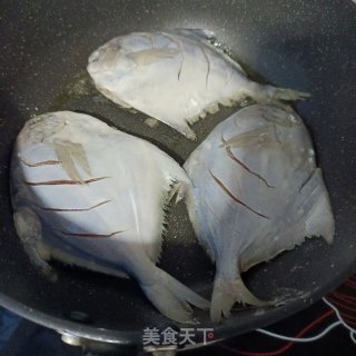 煎银鲳鱼的做法步骤：5