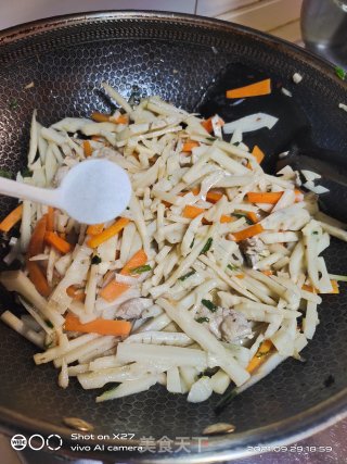 莲藕胡萝卜炒肉片的做法步骤：5