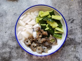 黄瓜洋葱拌海参的做法步骤：6