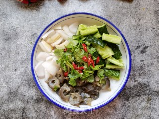 黄瓜洋葱拌海参的做法步骤：9
