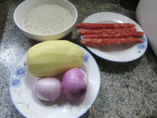 洋葱香肠土豆饭的做法步骤：1