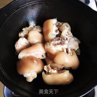 砂锅炖猪蹄的做法步骤：1