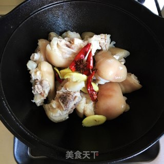 砂锅炖猪蹄的做法步骤：2