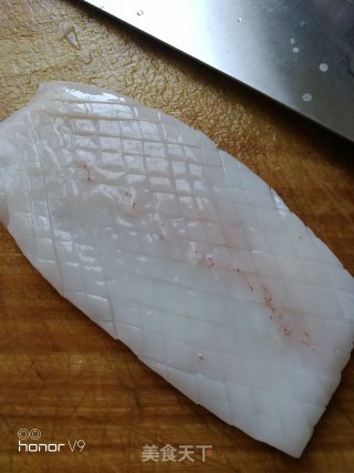葱爆鱿鱼卷的做法步骤：2