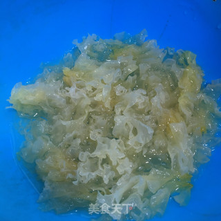 冰糖银耳雪梨羹的做法步骤：1