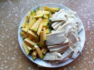 南瓜炒豆腐的做法步骤：1