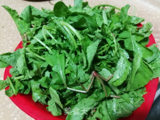 熏肉炒萝卜缨的做法步骤：1