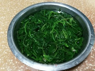 熏肉炒萝卜缨的做法步骤：2