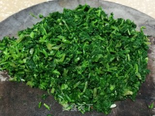 熏肉炒萝卜缨的做法步骤：3