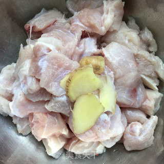 红酒炖鳄鱼肉的做法步骤：2