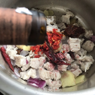 红酒炖鳄鱼肉的做法步骤：7